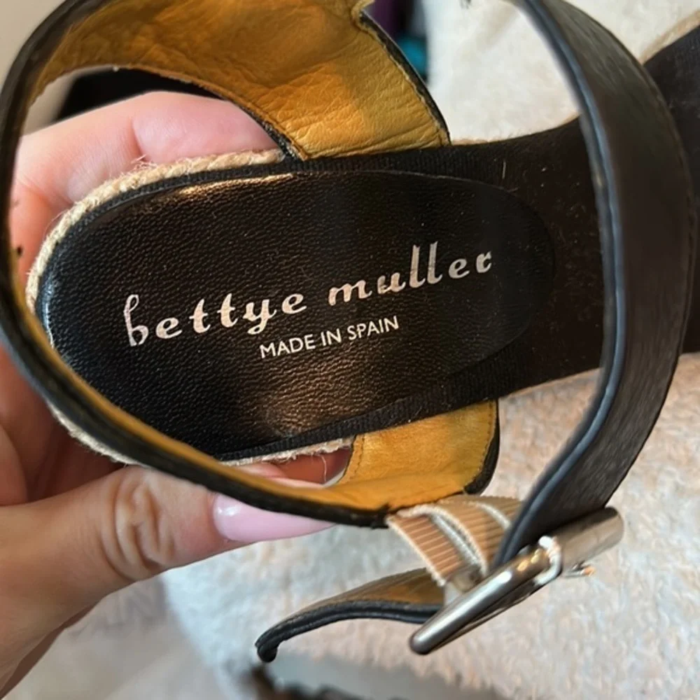 Bettye Muller Anthropoligie snake print Wedges size 37 EUC